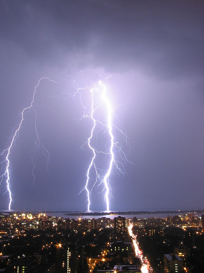 Rayo de nube a tierra. Wikimedia Commons